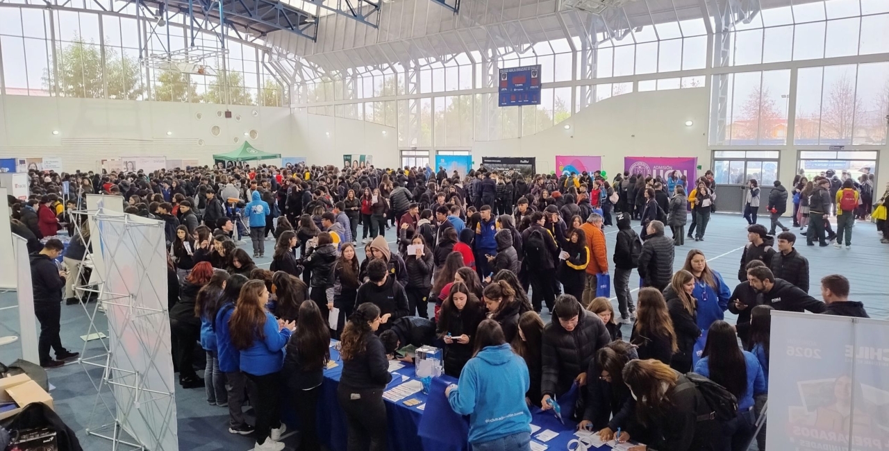 Nuestros estudiantes de 4° Medio participaron en la Feria Vocacional del Colegio Amalia Errázuriz